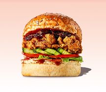 Криспи бургер с цыпленком, карамелизированным луком и соусом Cola-BBQ