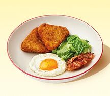 Хашбрауны с беконом, яйцом и зеленым салатом
