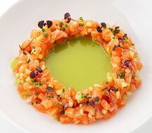 Тартар из лосося с соусом из зелёного Чили