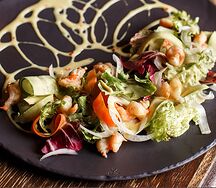 Салат с креветками и хрустящими овощами