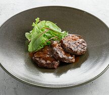 Медальоны из мраморной говядины с перечным соусом