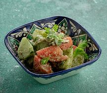 Овощной салат с грецким орехом и специями
