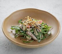 Теплый салат с телячьим языком и грибами