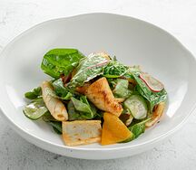 Салат с кальмаром и цитрусовым соусом