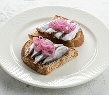 Брускетта с килькой