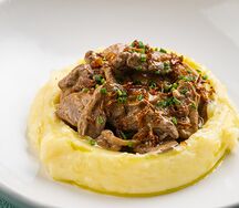 Куриная печень с грибами и пюре