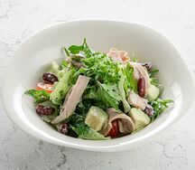 Салат с индейкой, авокадо и фасолью