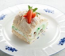 Меренговый рулет с мятой и клубникой