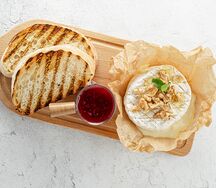 Запеченый сыр бри с ягодным соусом