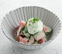 Овощной салат с яйцом пашот