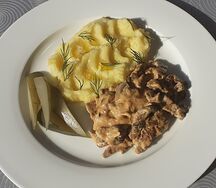 Бефстроганов с грибами и гарниром на выбор