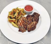 Стейк из cвинoй шеи с соусом огонек