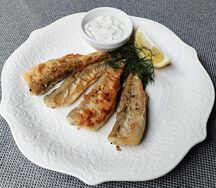 Корюшка жареная с соусом тартар