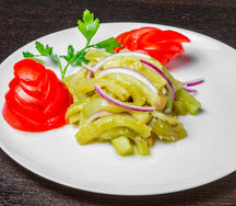 Салат с баклажаном и чесноком