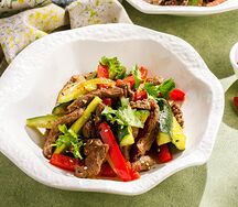 Салат с говядиной и овощами