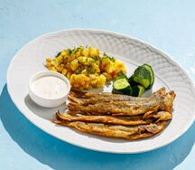 Жареная корюшка с толченым картофелем