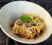Паста паппарделле с мясом бычка в соусе демигляс