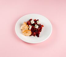 Салат из печеных овощей с фетой и курицей гриль