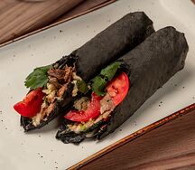 Шаурма с говядиной и малиновым соусом