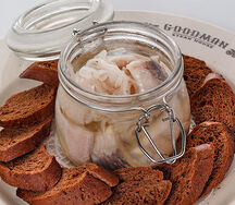 Сельдь с ржаными гренками