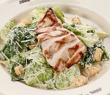 Салат Цезарь с курицей