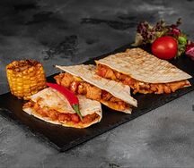Мясная кесадилья в соусе ачотте