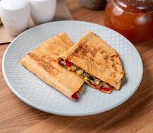 Кесадилья с запеченной курицей и сливочным сыром