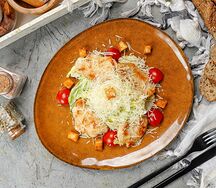Салат Цезарь с курицей