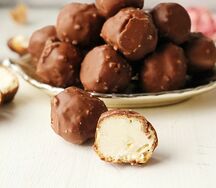 Профитроли со сливками, шоколадом и фундуком