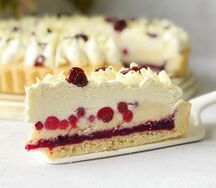 Пирожное Брусничное с белым шоколадом