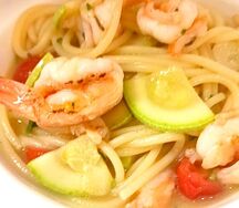 Спагетти с креветками, цукини, и помидорами черри