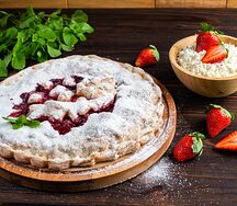 Пирог с творогом и клубникой