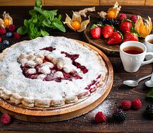 Пирог с вишней и смородиной