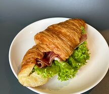 Круассан с пармской ветчиной