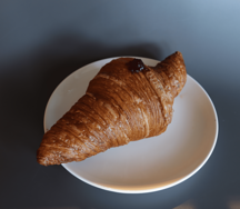 Круассан с вишней