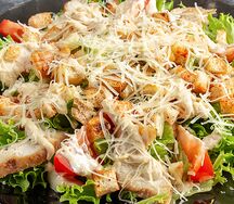 Салат Цезарь с курицей