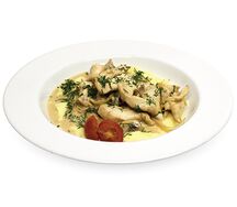 Бефстроганов из курицы с грибами и картофельным пюре