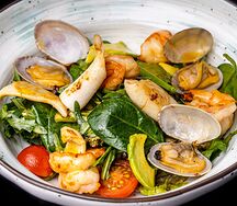 Теплый салат с морепродуктами