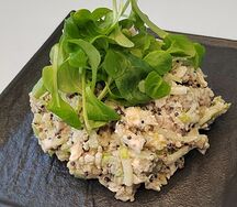 Куриный салат с инжиром, сельдереем и киноа