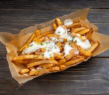 Картофель фри с беконом и сыром