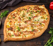 Пицца-пирог с молодым картофелем и беконом