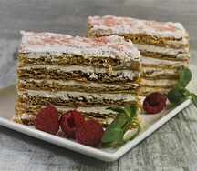 Медовик с малиной