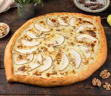 Пицца-пирог с грушей и горгонзолой