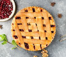 Тарт с брусникой и грецким орехом