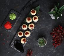 Запеченный ролл с копченным угрем и лососем унаги в кляре Hot