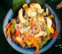 Лапша с курицей и овощами