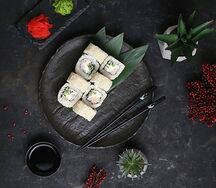 Ролл Калифорния в кунжуте с лососем в сливочном сыре