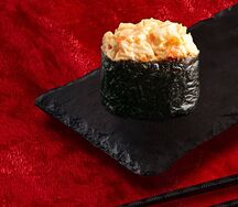 Гункан Креветка с крем-сыром