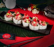 Хрустящий тунец с креветками и авокадо