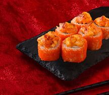 Запеченный ролл с лососем, креветкой темпура под сыром